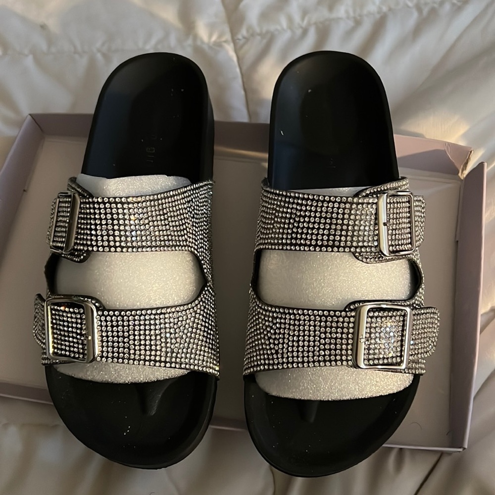 MADDEN GIRL WOMENS TEDDY FOOTBED SLIDE SANDAL - BLACK